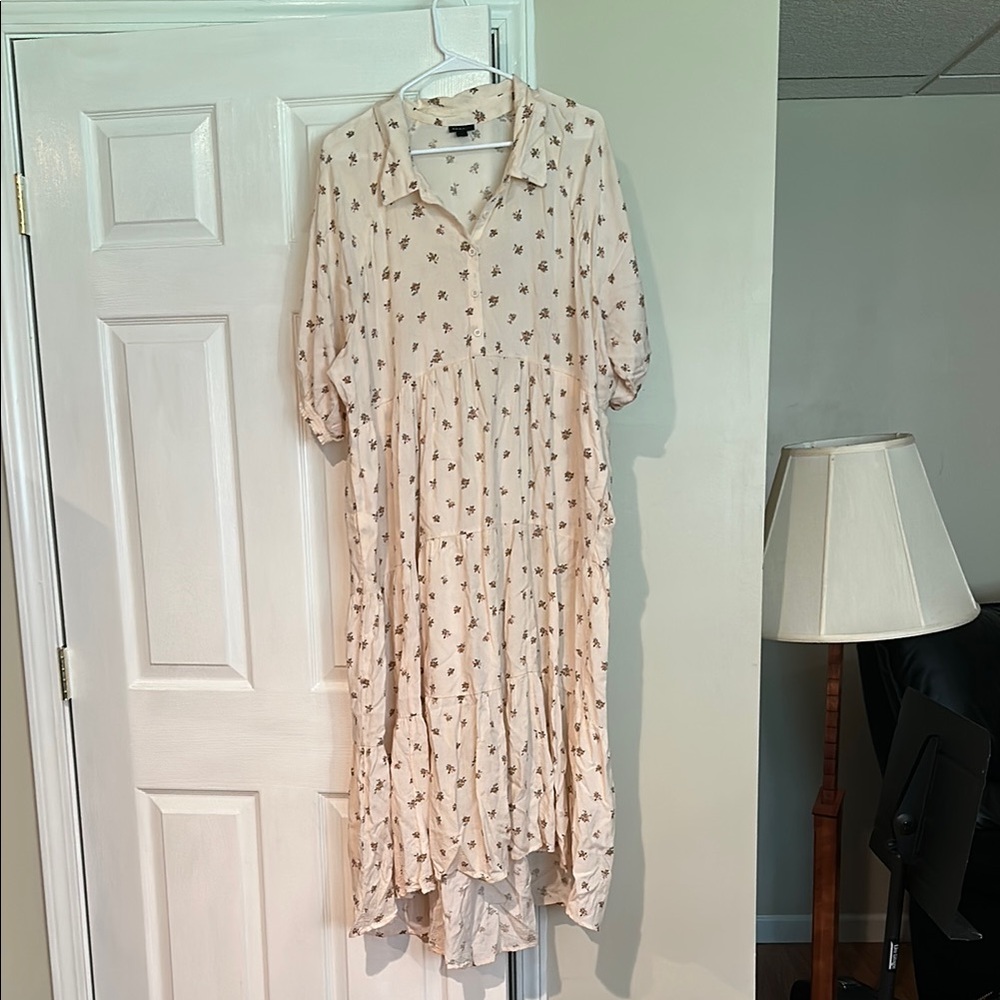 Torrid Cream and Foral Embellished Tiered Short-Sleeved Short-Dress